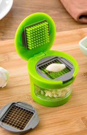 Handheld Garlic Grinder – 5-in-1 Kitchen Vegetable Tool